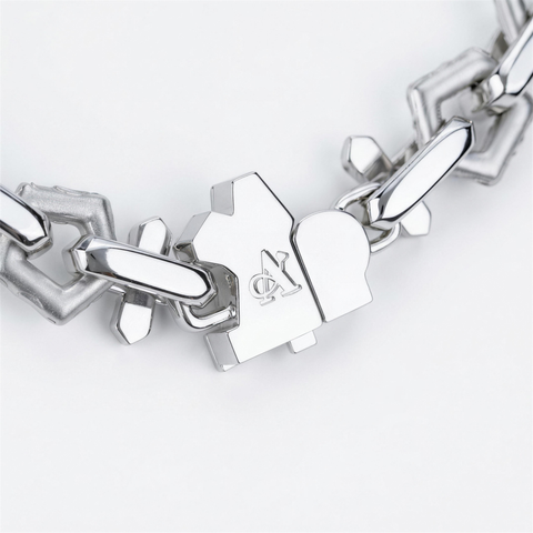 Clasp reverse engraving on the diamond cross chain